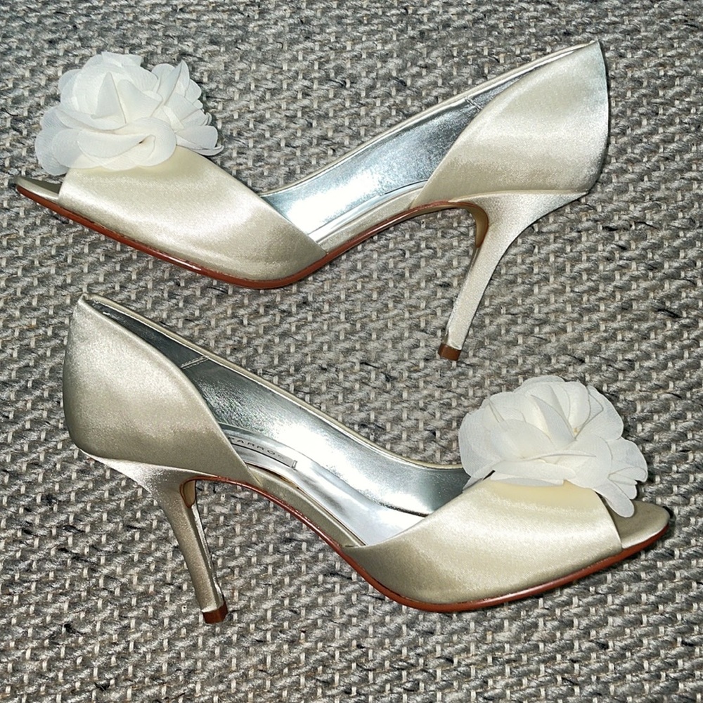 Caparros Ivory Satin Sarina Wedding shoes.  Women’s size 8.5